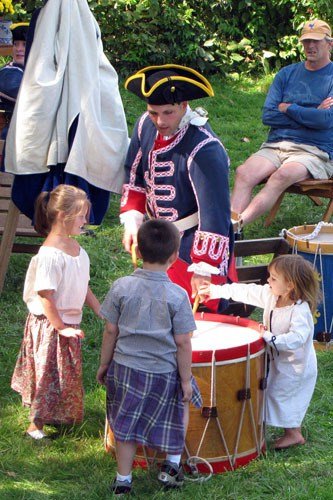Children playing drum with revolutionary soldier